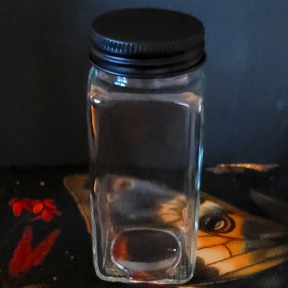 Set of 12 New Spice Jars With Black Lids, shaker tops and labels - Picture 8 of 8